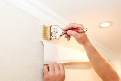 Pose de papier peint à Locquénolé — revêtements muraux et toiles de verre